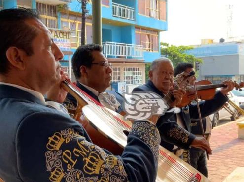 “Señora, señora”; contadas serenatas brindaron mariachis este 10 de mayo en Coatzacoalcos