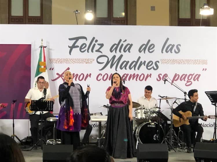 AMLO celebra a las mamás con concierto de Eugenia León y María Inés Ochoa