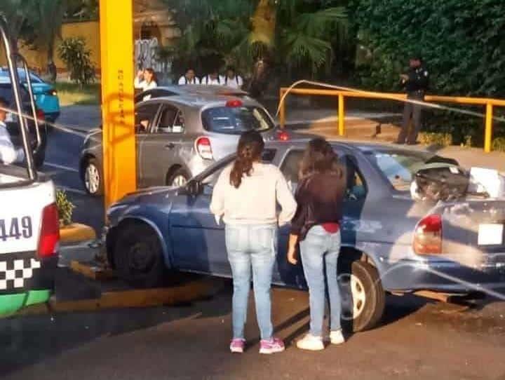 Chevy termina chocando contra vehículo y señalética en Xalapa