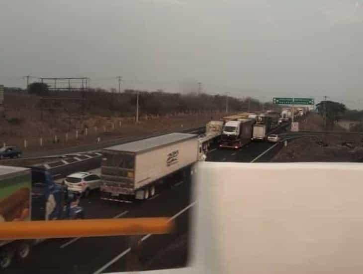 ¡Paciencia! Cierran la carretera Veracruz-Cardel tras accidente de tráiler