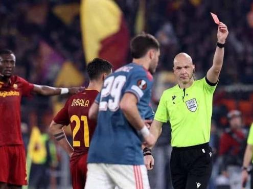 UEFA suspende a Santiago Giménez por dos partidos por su expulsión en contra de la Roma