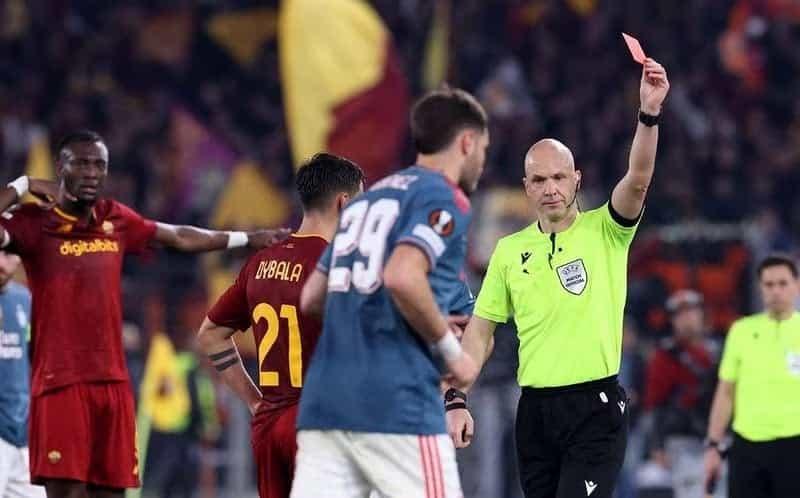 UEFA suspende a Santiago Giménez por dos partidos por su expulsión en contra de la Roma