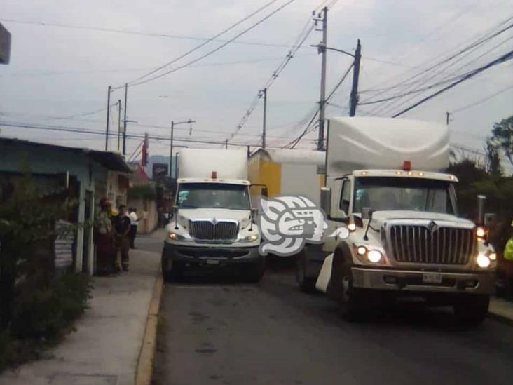 Conductor de tráiler hace mala maniobra y genera hoyo en tanque de combustible en Orizaba
