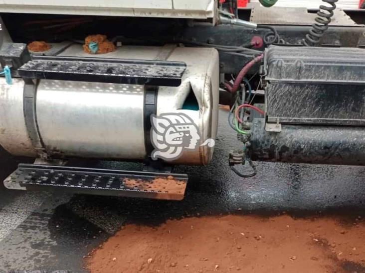 Conductor de tráiler hace mala maniobra y genera hoyo en tanque de combustible en Orizaba