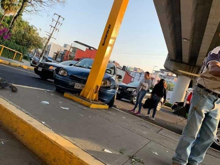 Chevy termina chocando contra vehículo y señalética en Xalapa