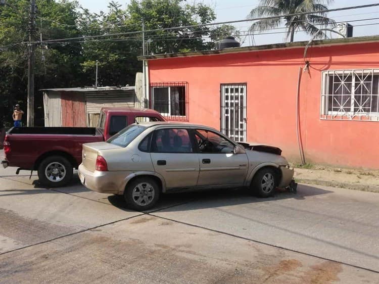 Camioneta y automóvil se impactan en Coatzacoalcos; daños suman más de 60 mil pesos