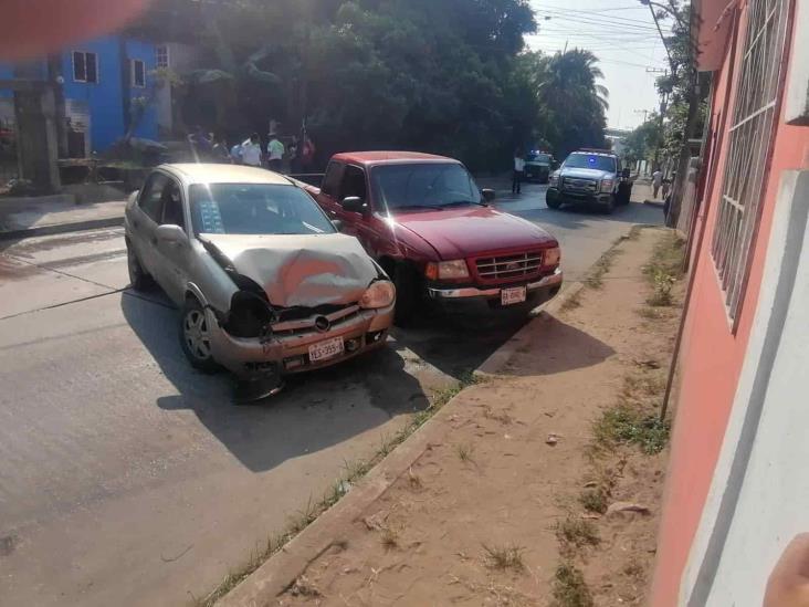 Camioneta y automóvil se impactan en Coatzacoalcos; daños suman más de 60 mil pesos