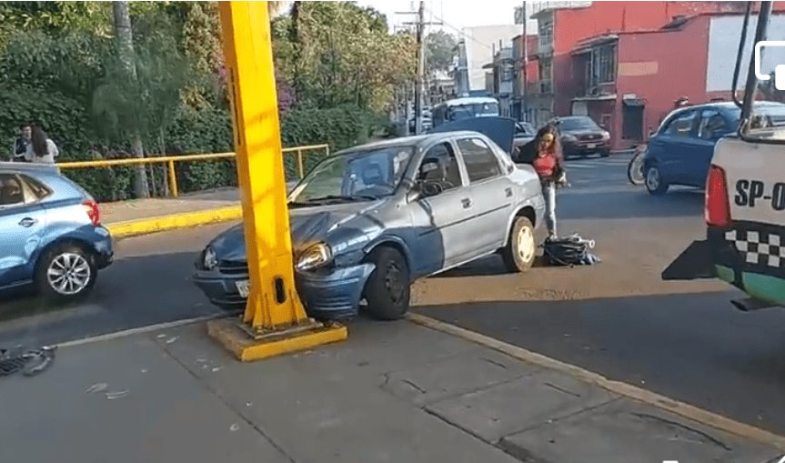 Chevy termina chocando contra vehículo y señalética en Xalapa