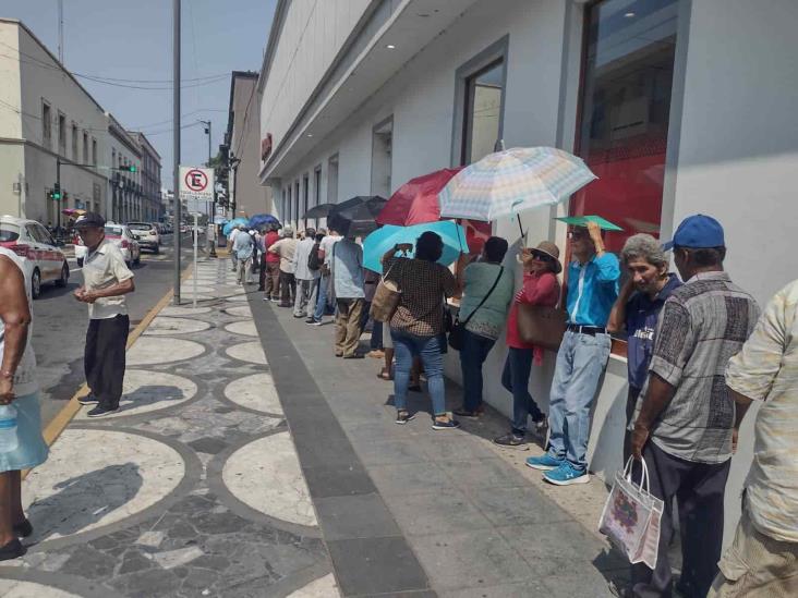 Adultos mayores realizan largas filas para cobrar pensión del Bienestar en Veracruz