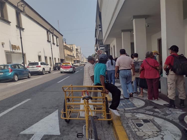 Adultos mayores realizan largas filas para cobrar pensión del Bienestar en Veracruz
