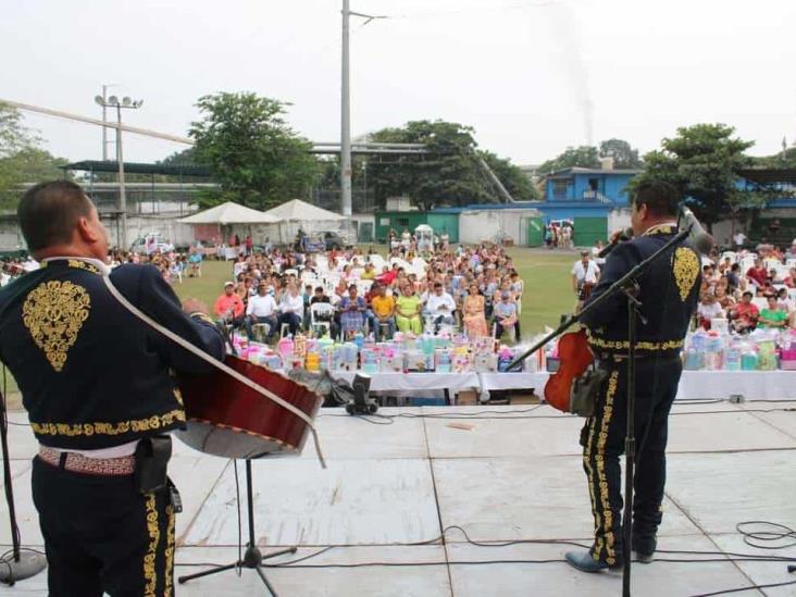 Festejan a cientos de madres en festival del DIF Úrsulo Galván