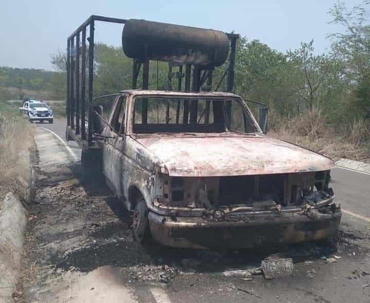¡En cenizas! Se incendia camioneta en Zentla