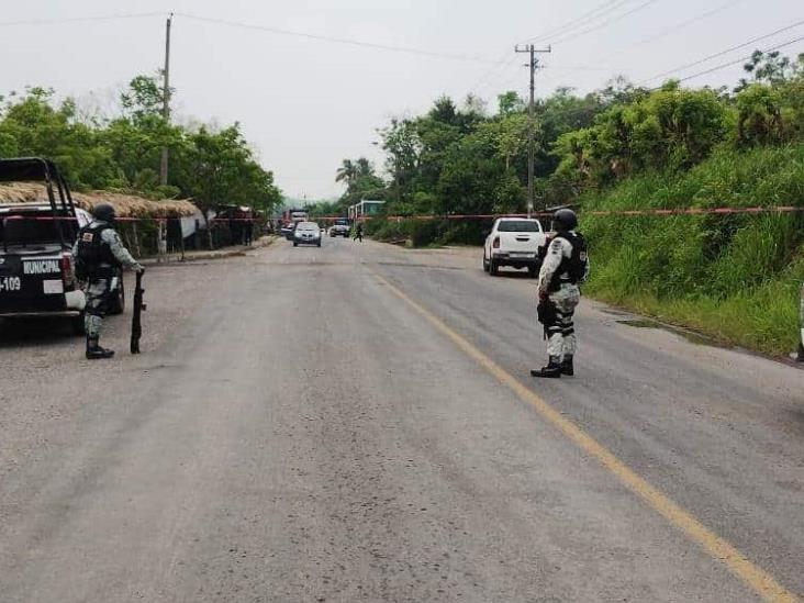 Abren fuego contra auto en carretera de Papantla; un asesinado