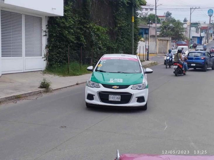 Taxista choca contra motoneta en Camino Antiguo a Las Animas en Xalapa