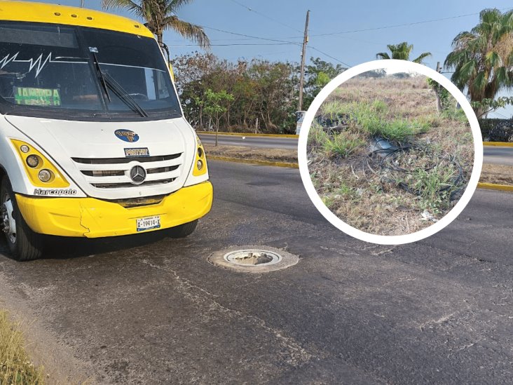 Cables y registro dañado a mitad de calle afecta a conductores en el Floresta en Veracruz