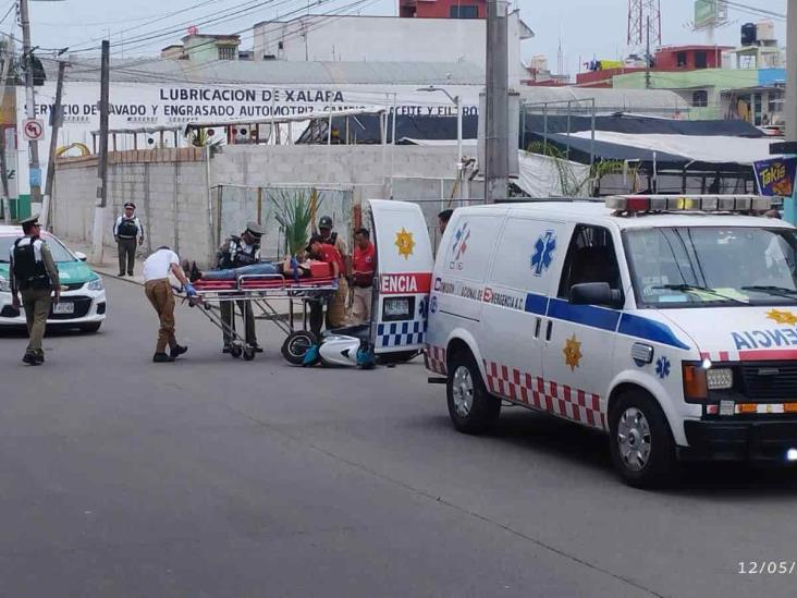 Taxista choca contra motoneta en Camino Antiguo a Las Animas en Xalapa
