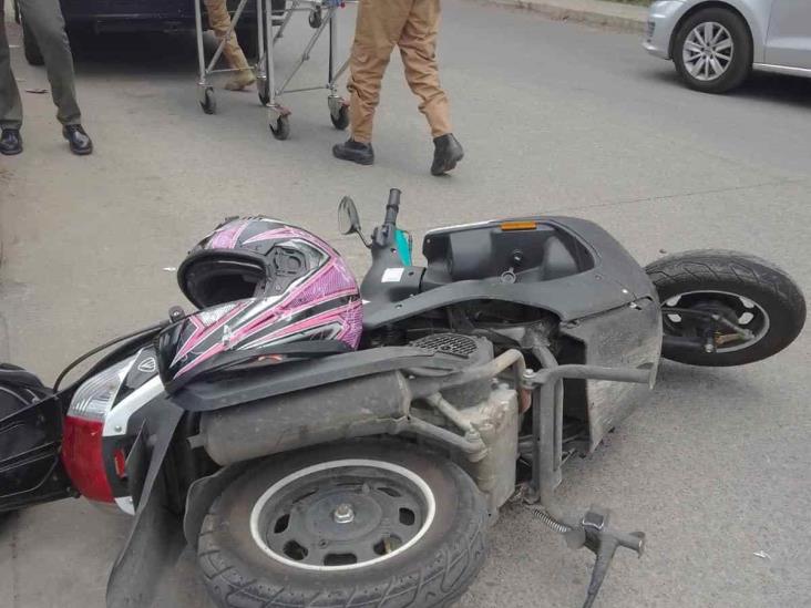 Taxi impacta a motociclista en Xalapa