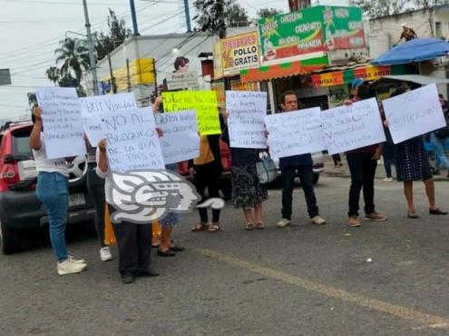 Hartos comerciantes por obstrucciones a tránsito, protestan en zona de Las Trancas; afectan sus ingresos