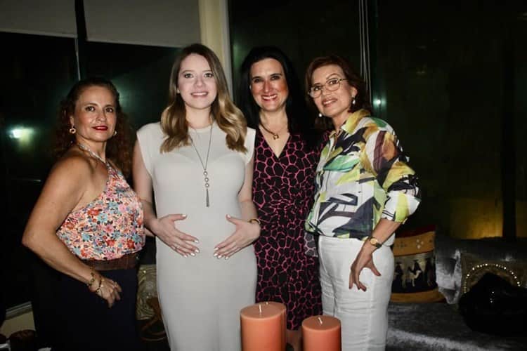 Carolina Martínez Vela disfruta baby shower