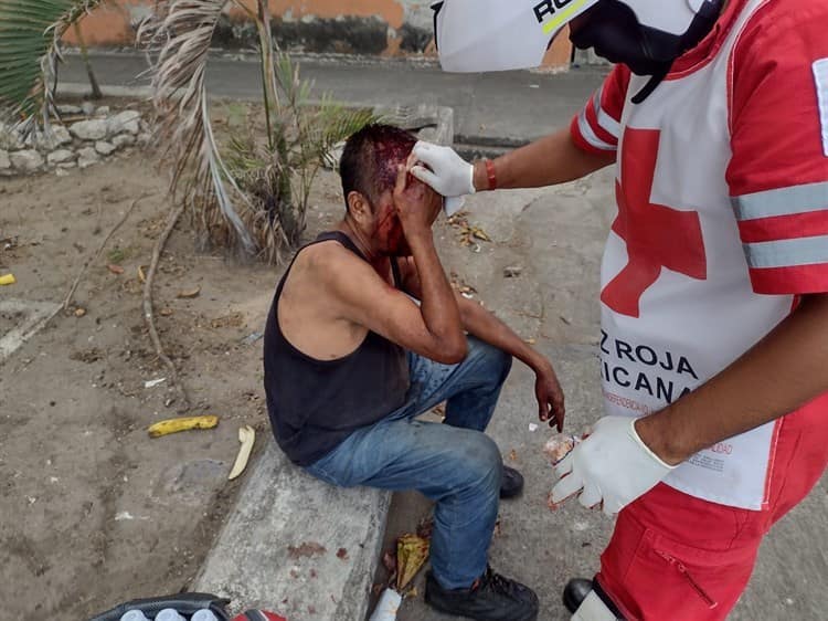 Cae de cabeza a canal de desagüe por expenal Allende en Veracruz
