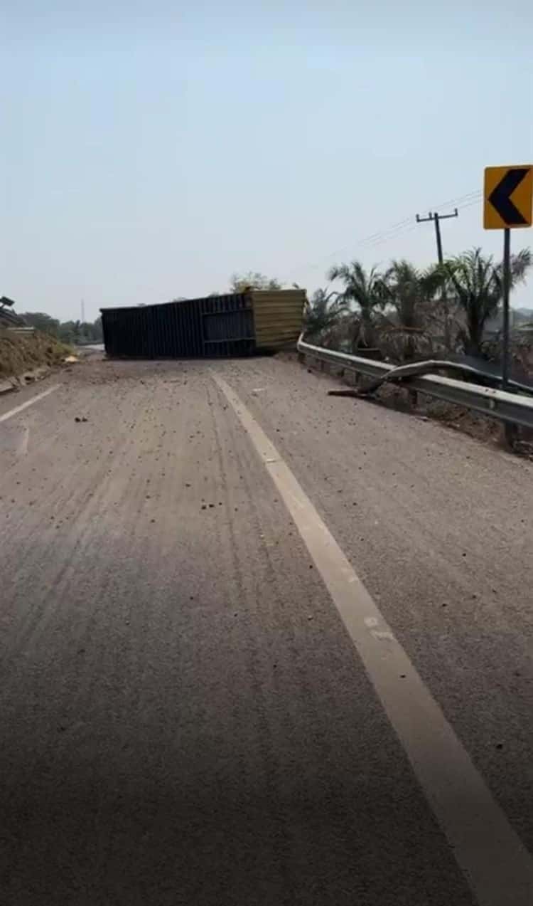 Volcadura de contenedor provoca cierre de carretera de Cardel