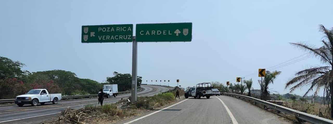 Se desprende contenedor de tráiler en la entrada de Cardel