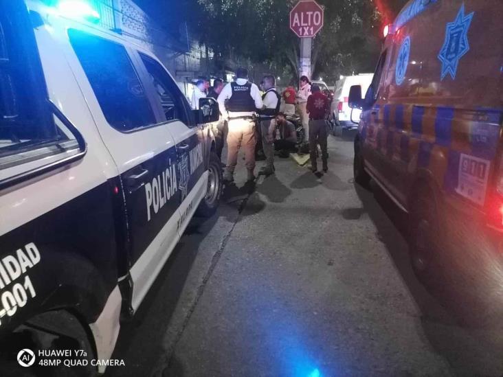 Motociclista se impacta contra poste en Xalapa