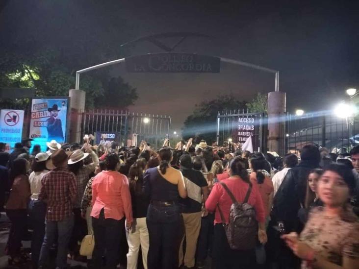 ¡Dio mal paso! Se cae Carin León en pleno concierto en Coliseo de Orizaba