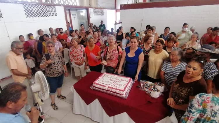 Con tacos y regalos, festejan a las mamás en el Mercado Puerto México (+Vídeo)