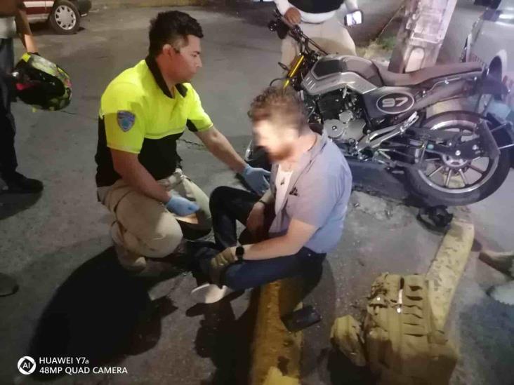 Motociclista se impacta contra poste en Xalapa