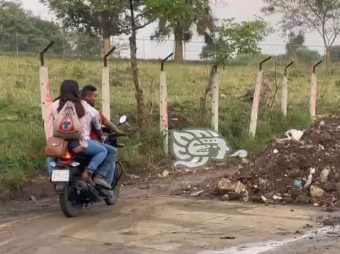 Motociclistas de Xalapa circulan con más de tres pasajeros y con niños pese a violar el reglamento