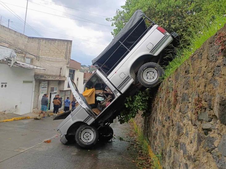 Camioneta cae de un desnivel en el bulevar Diamante, en Xalapa