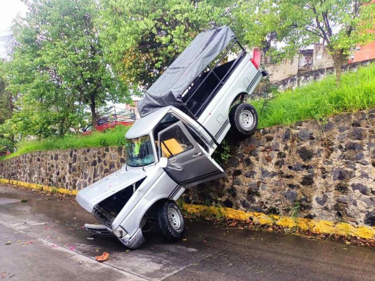 Camioneta cae de un desnivel en el bulevar Diamante, en Xalapa