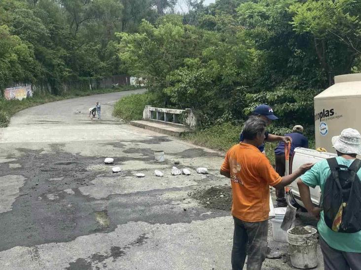 Comuneros realizan faena para tapar baches en el Pozón