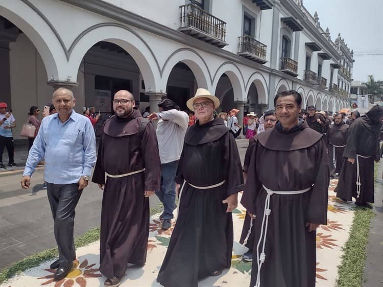 Realizan procesión de frailes franciscanos en la Catedral de Veracruz