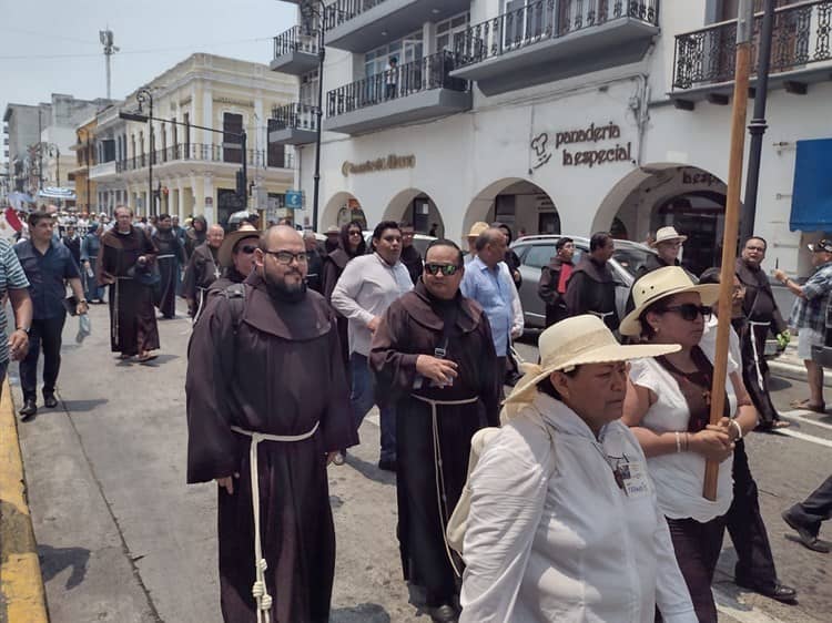 Realizan procesión de frailes franciscanos en la Catedral de Veracruz
