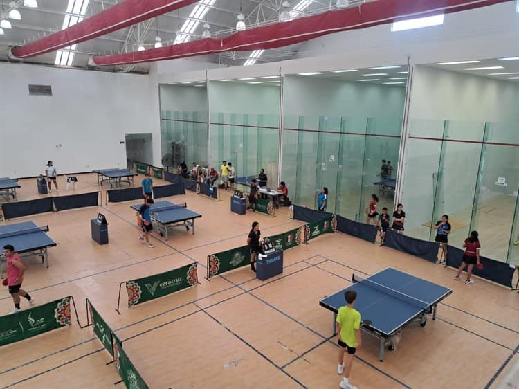 Centro de raqueta alberga torneo sin aire acondicionado, denuncian