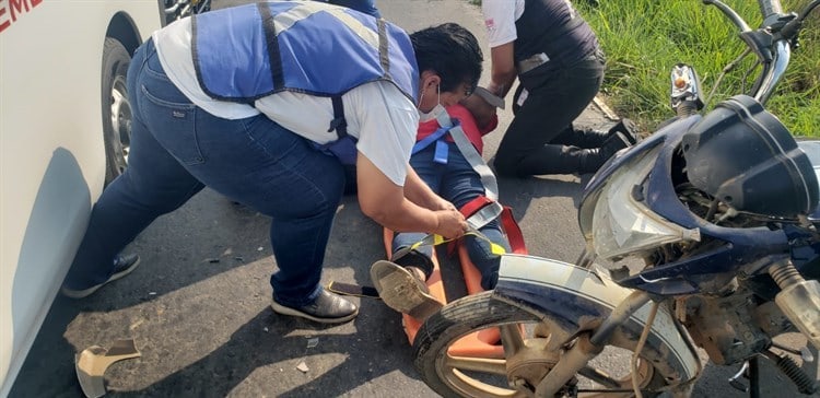 Motociclista resulta lesionado al impactarse contra vehículo en Cosamaloapan