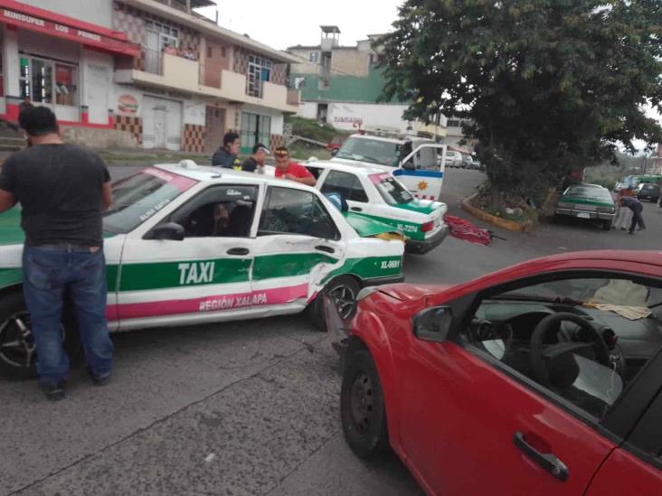 Choque entre un taxi y un auto particular en la colonia Progreso Macuiltépetl en Xalapa