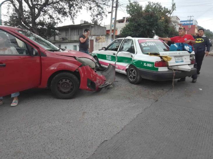 Choque entre un taxi y un auto particular en la colonia Progreso Macuiltépetl en Xalapa