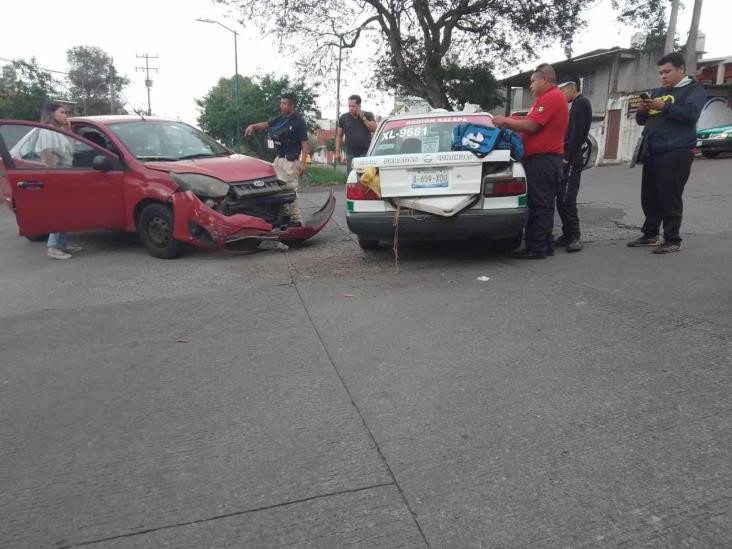 Choque entre un taxi y un auto particular en la colonia Progreso Macuiltépetl en Xalapa