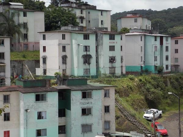 Evacúan viviendas en Xalapa 2000 por ruptura de tubería de agua; muro puede colapsar (+Video)