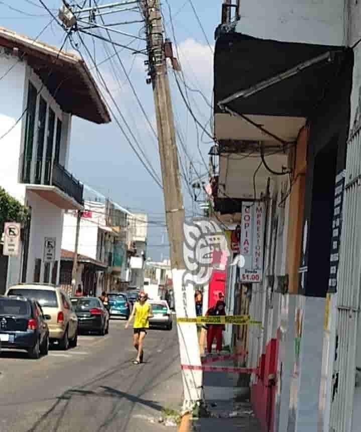 Reportan poste de CFE a punto de caer en Xalapa