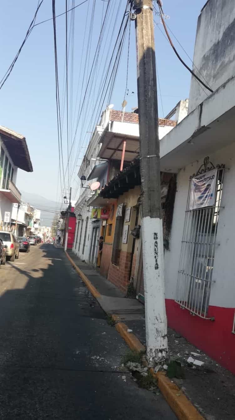 Reportan poste de CFE a punto de caer en Xalapa