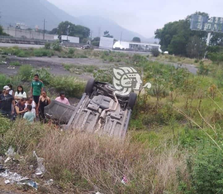 ¡Le ganó la curva! Camioneta pierde el control, sale del camino y vuelva en el libramiento de Mendoza