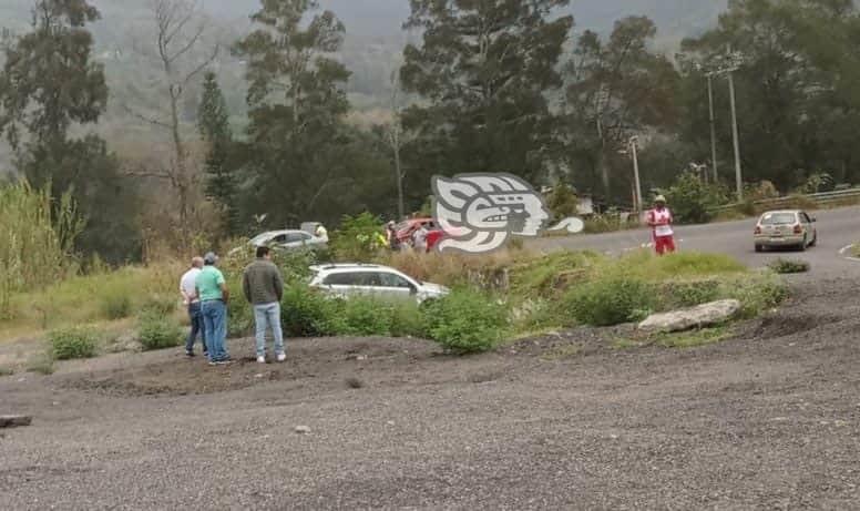 ¡Le ganó la curva! Camioneta pierde el control, sale del camino y vuelva en el libramiento de Mendoza