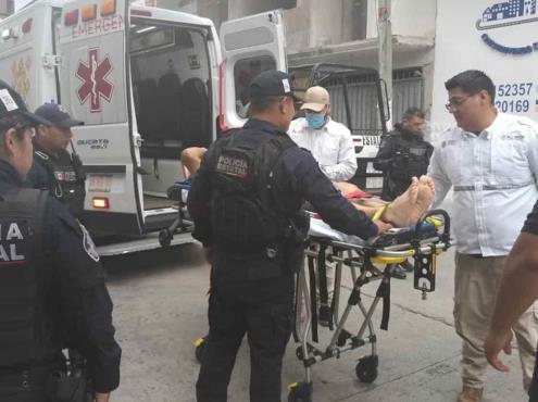 Hombre resulta lesionado al recibir una descarga eléctrica en Xalapa