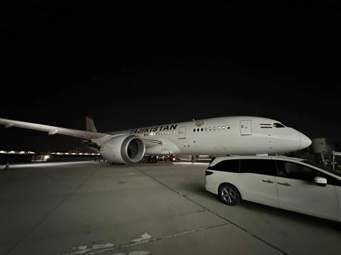 ¡Tuneado por completo! Ex avión presidencial despegó con pintura nueva rumbo a Tayikistán