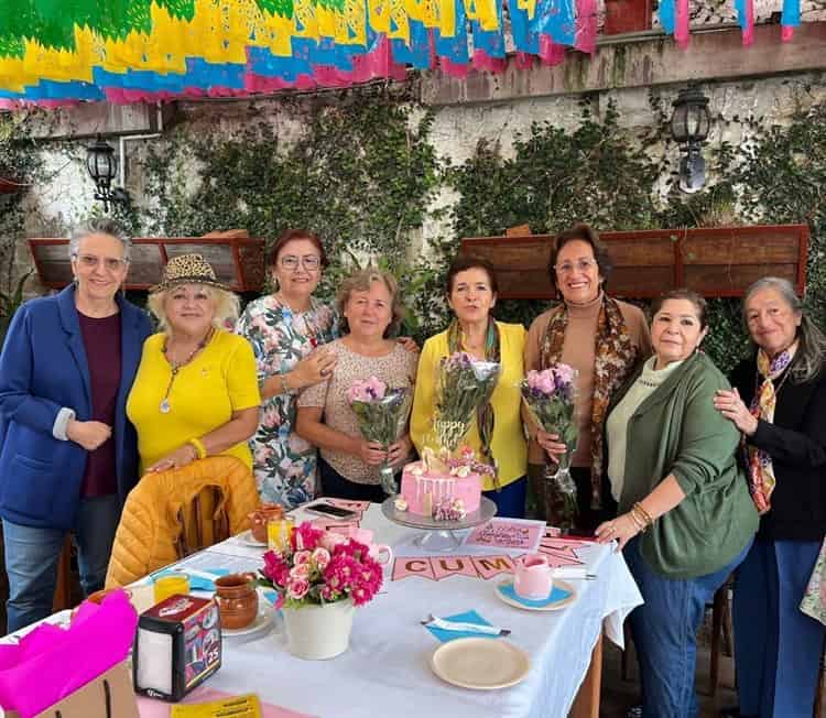 Edith López, Rosario López y Argy Pérez festejan en su día