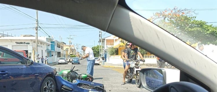 Embisten a motociclista en avenida Cuauhtémoc de Veracruz
